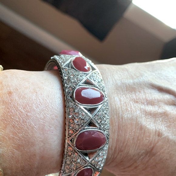 Bracelet with silver toned background   Diamond and gem stone design. - Picture 5 of 7